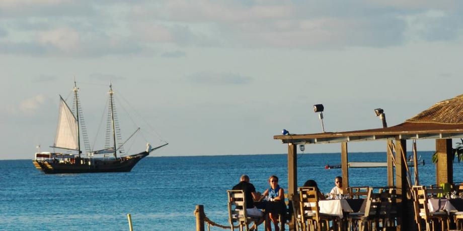 Cena al atardecer en el restaurante Pelican Nest, de Palm Beach.