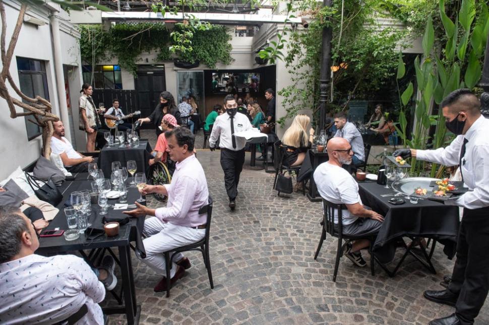 Diez bares y restaurantes con terrazas o patios para disfrutar al aire