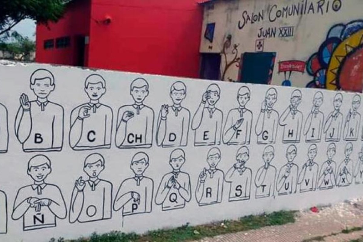 Inclusión: pintaron un mural con lengua de señas en una plaza de Añatuya