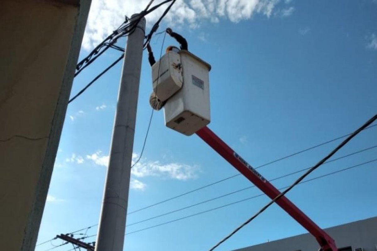 Personal de Electrotecnia municipal realiza la reparación del tablero electrónico y reposición de alumbrados públicos del barrio