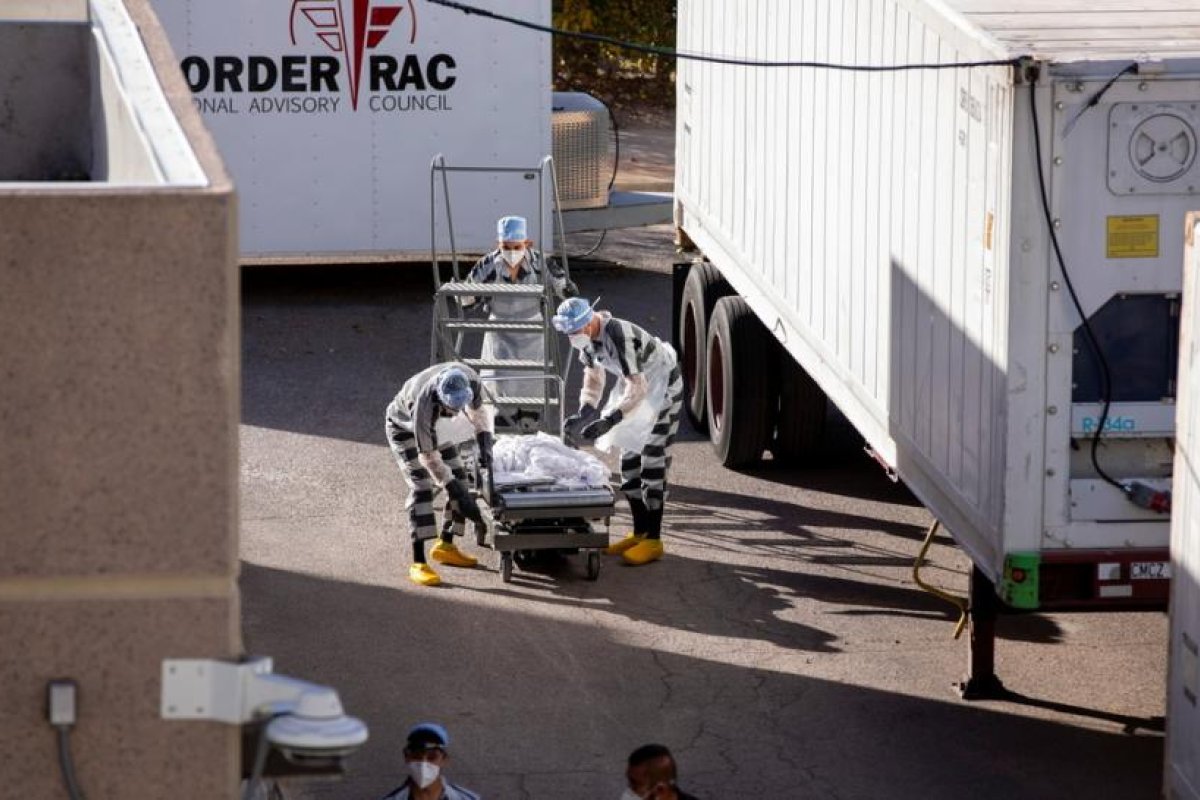 Presos trasladan cuerpos a morgues móviles mientras Texas registra más de un millón de casos de covid-19