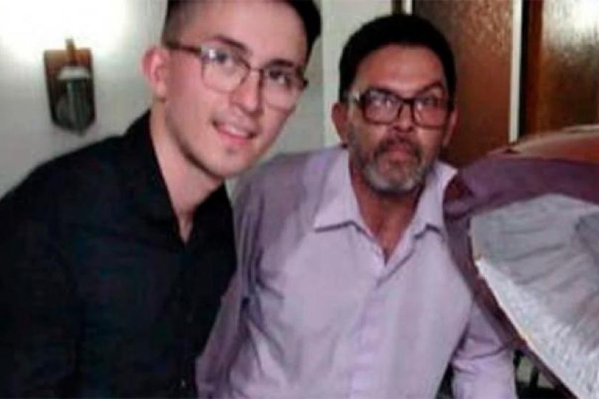 Habló uno de los empleados que se sacó una foto con Maradona muerto