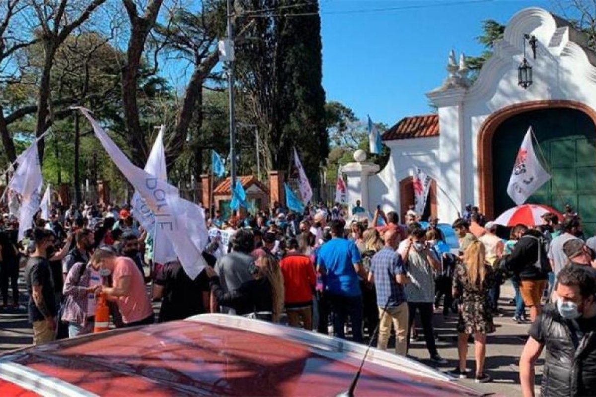 Agrupaciones políticas marchan a favor del presidente Alberto Fernández