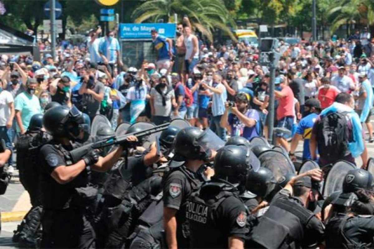 Incidentes entre la Policía y los fanáticos en el velorio de Maradona