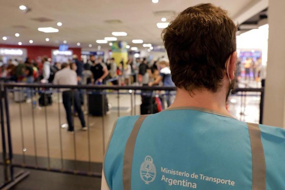 Menos vuelos y medidas focalizadas: la estrategia oficial para reducir el impacto