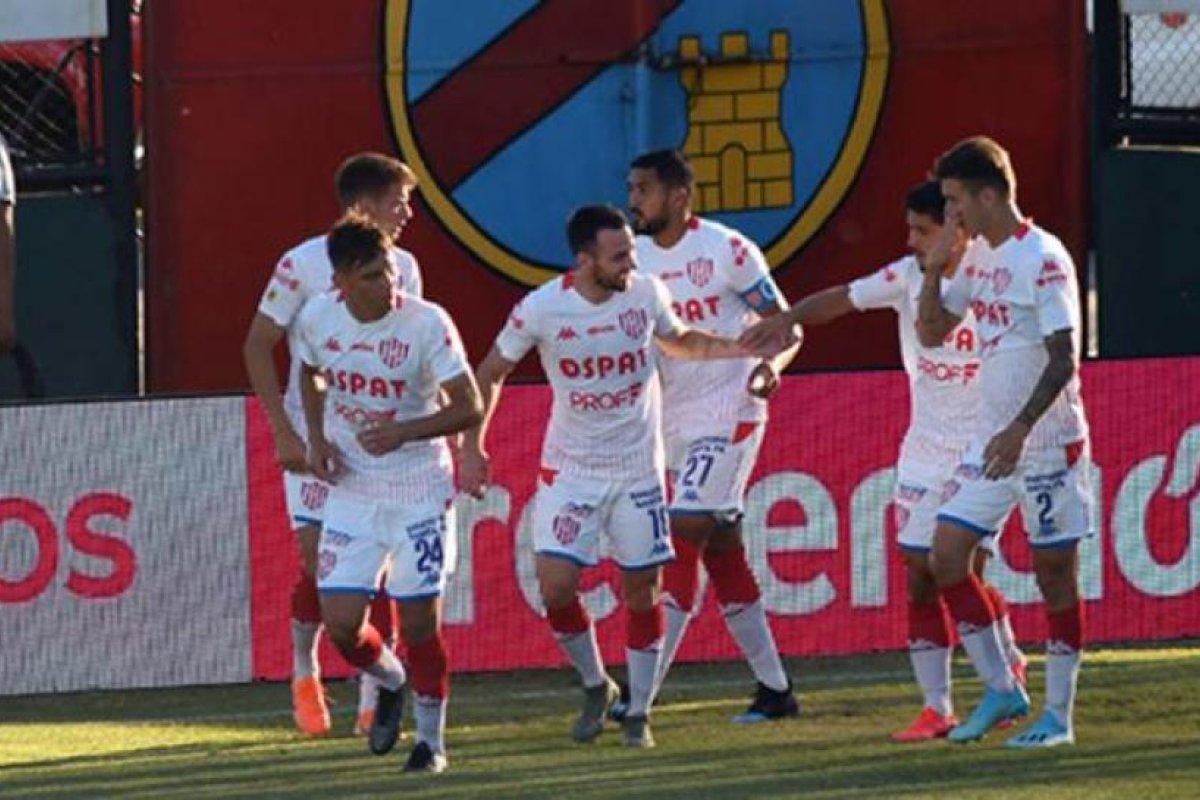 Unión de Santa Fe venció a Arsenal y dejó sin chances a Racing