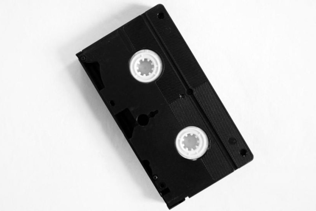 Va a renovar su licencia de conducir y descubre que es buscada y acusada de delitos graves por no devolver un VHS alquilado hace más de 20 años
