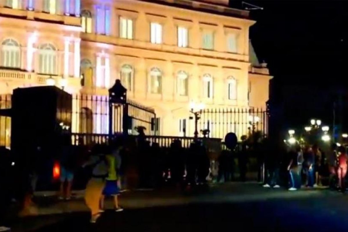 Los restos de Maradona ya son velados por su familia en Casa Rosada