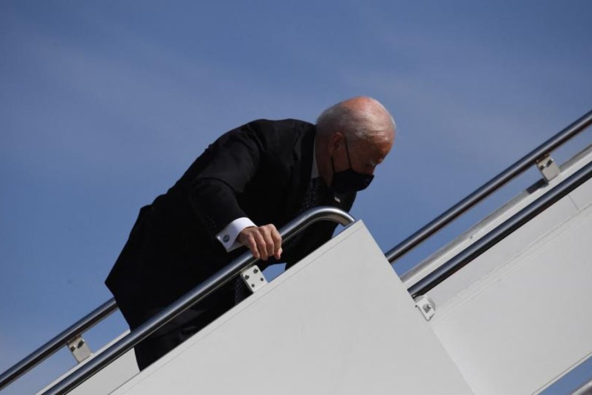 Del clima ventoso a la interferencia rusa: Los mejores memes sobre la caída de Biden en las escaleras del avión presidencial