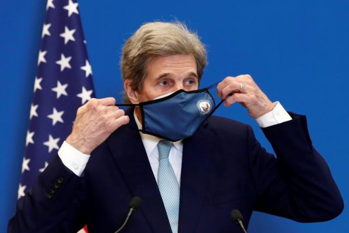 Le llueven las críticas a John Kerry por quitarse la mascarilla a bordo de un avión