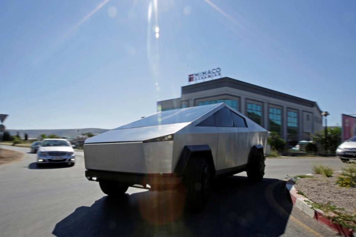 Elon Musk llega en el Tesla Cybertruck a la fábrica donde se producirá el vehículo en masa