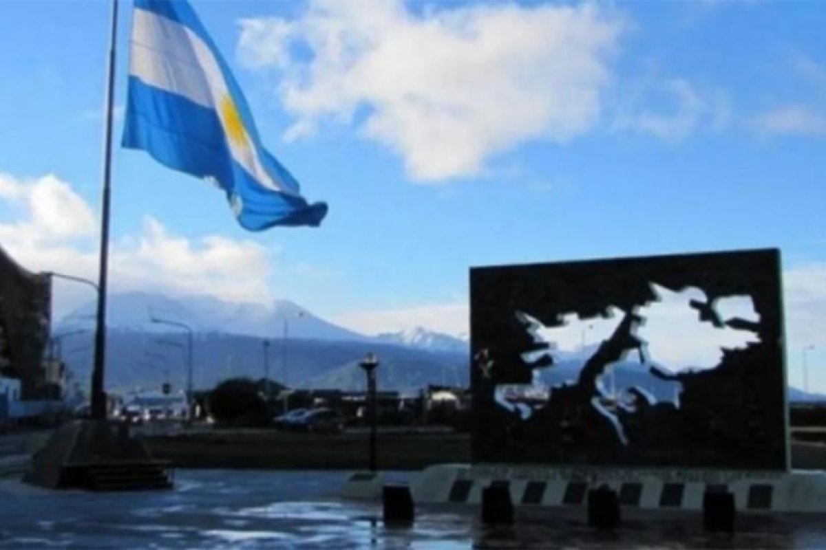 Presentan sello postal e inauguran muestra, por bicentenario de izamiento de la bandera