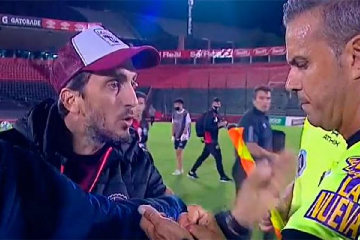 Zubeldía explotó contra el árbitro: “Sos de Boca, ladrón”
