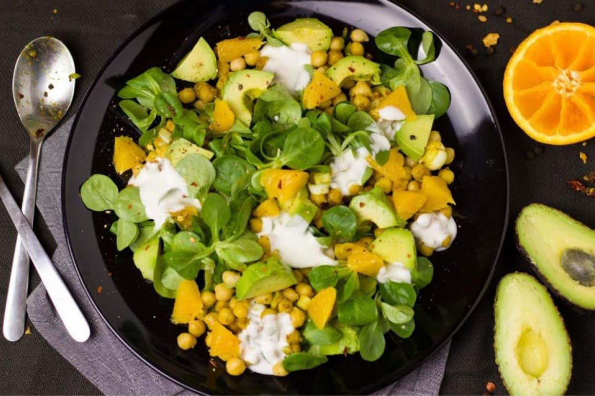 Con legumbres: receta de ensalada de garbanzos con naranja, palta y curry