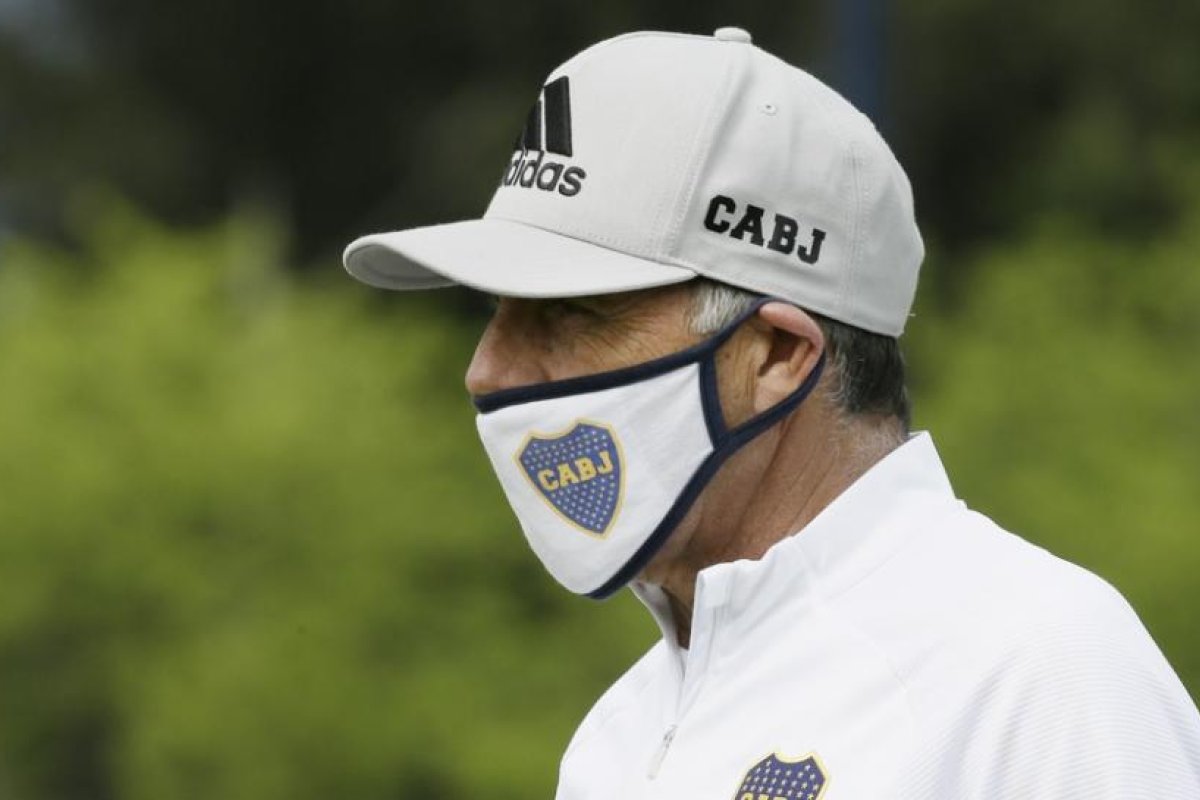 Miguel Ángel Russo, uno de los últimos en despedir a Sabella en el predio de AFA