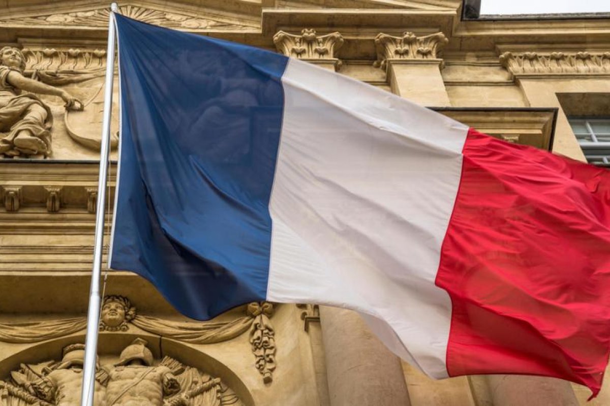 Reportan que el Gobierno de Francia insta a sus empresas a no apresurarse a salir de Rusia