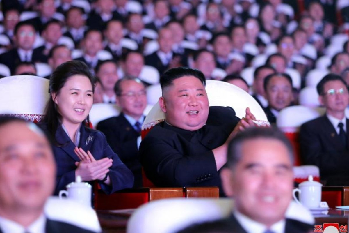La esposa de Kim Jong-un reaparece en público más de un año después