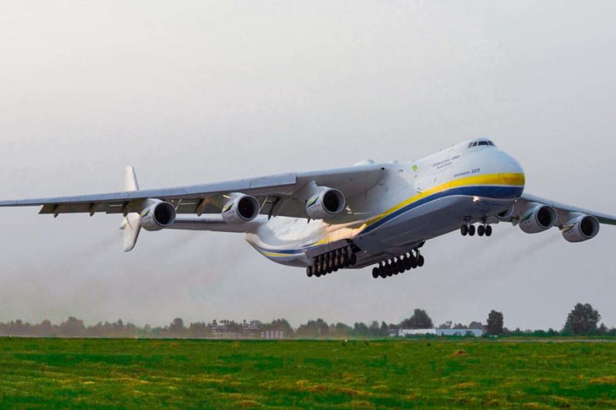 Zelenski confirma la destrucción del avión más grande del mundo durante combates en un aeródromo cerca de Kiev
