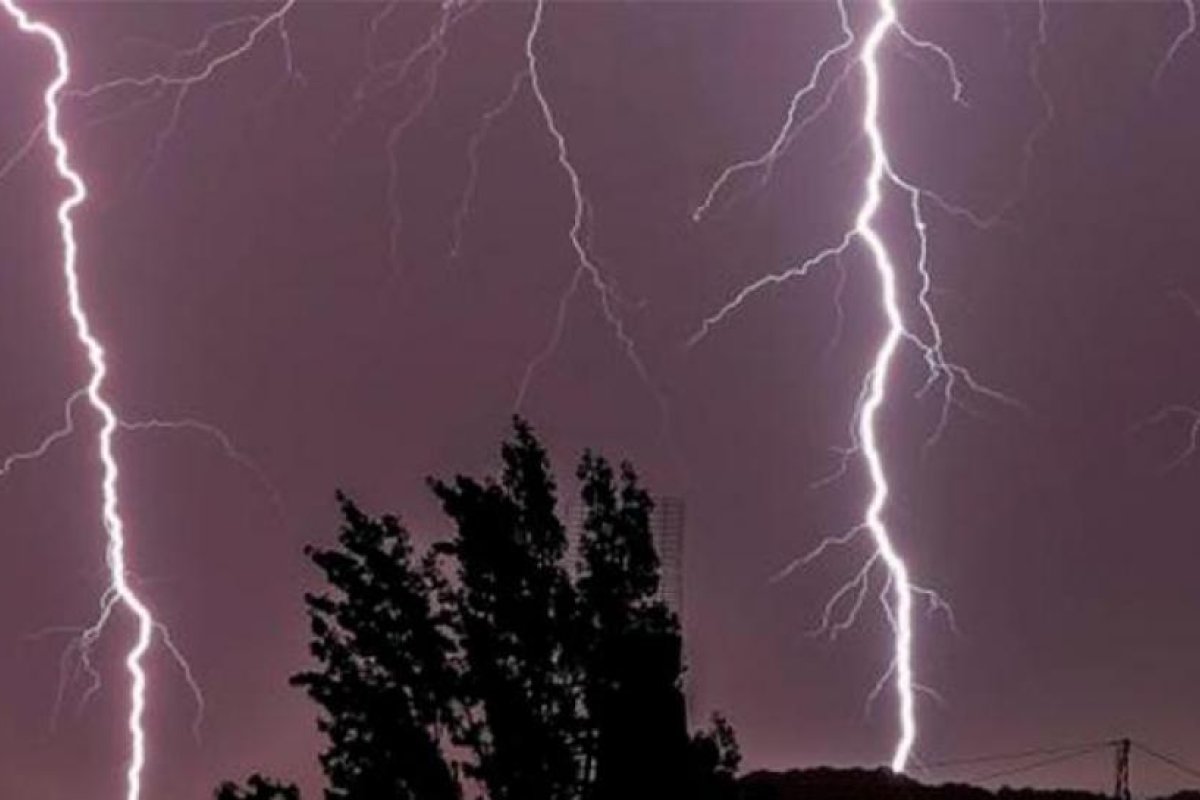 Un rayo cayó sobre una casa en la localidad de Lugones