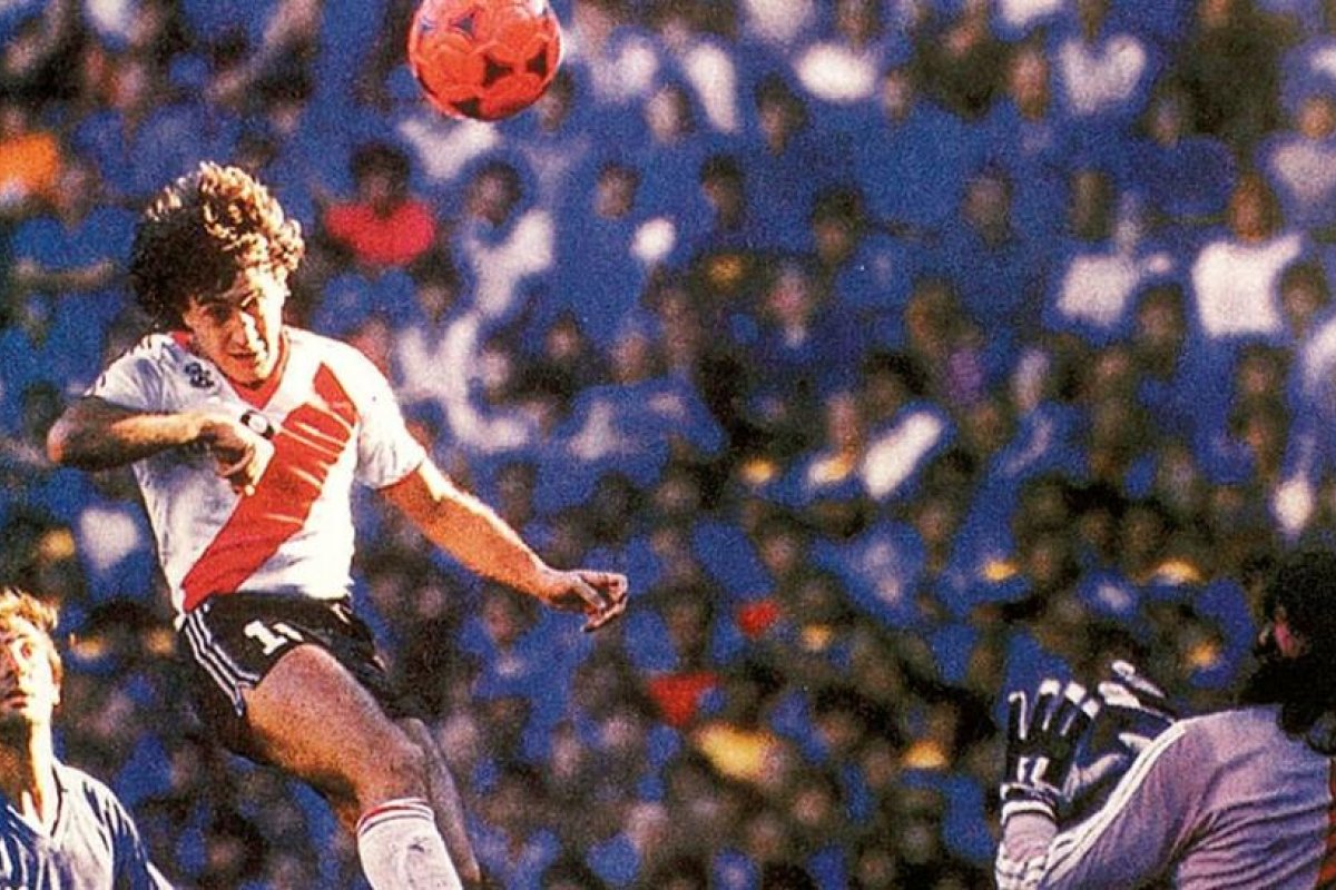 A 35 años de la pelota naranja, los goles del Beto y la vuelta en la Bombonera
