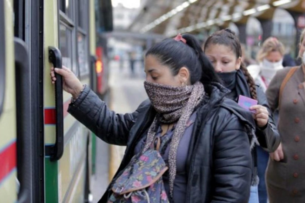 Autorizan al personal en casas particulares a viajar en transporte público en el AMBA