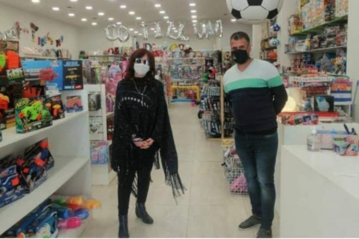 Recorridas comerciales, poca custodia y hoteles a medio ritmo, cómo son los días de Cristina Kirchner en El Calafate