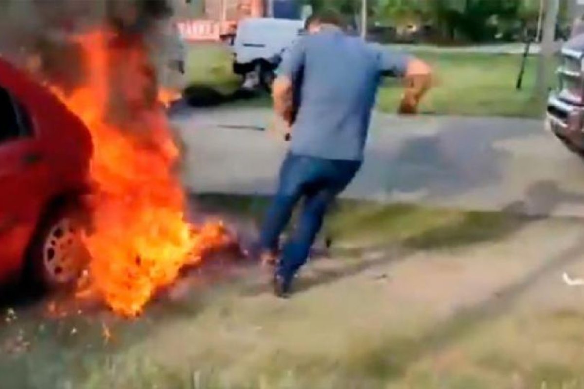 Tensa protesta: dueño de empresa prendió fuego al auto de un trabajador