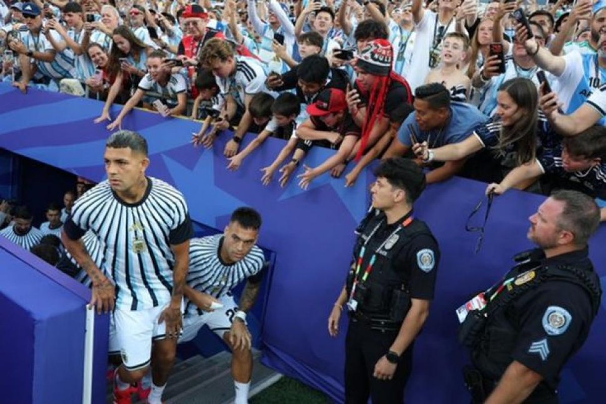 Facundo Medina brilla en su debut mundialista con la Selección Argentina