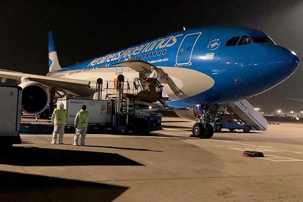 Vacunas: Santiago Cafiero y Carla Vizzotti reciben esta noche el lote de Sinopharm en Ezeiza