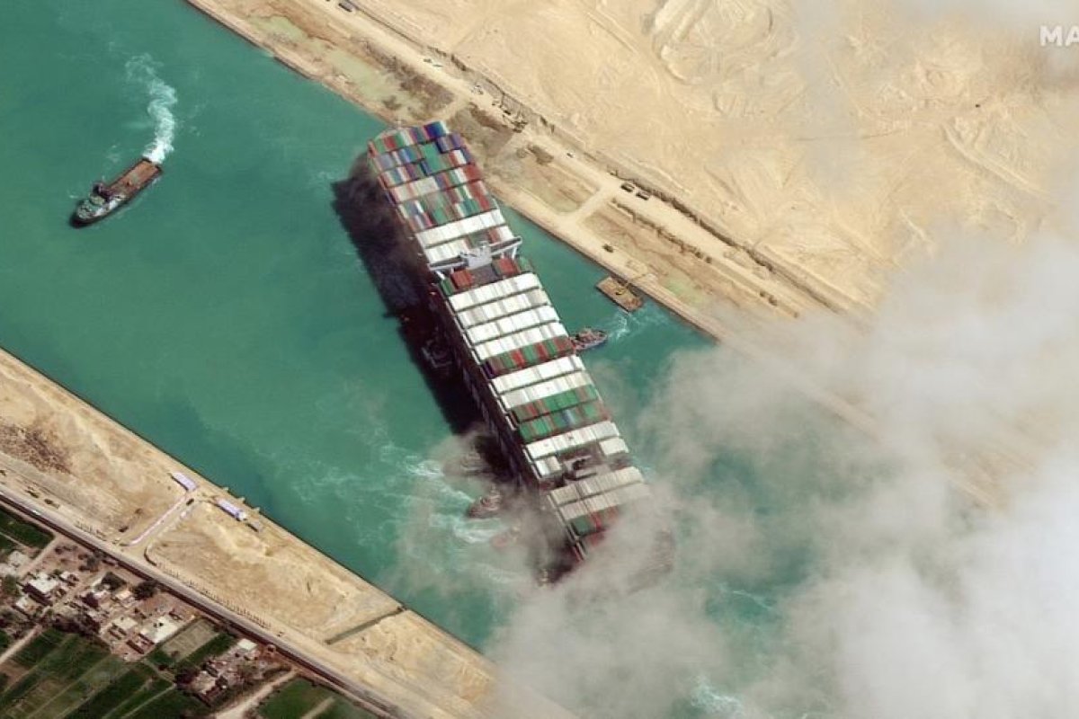 Se convierte en la primera mujer capitana de Egipto y la culpan (falsamente) de bloquear el canal de Suez