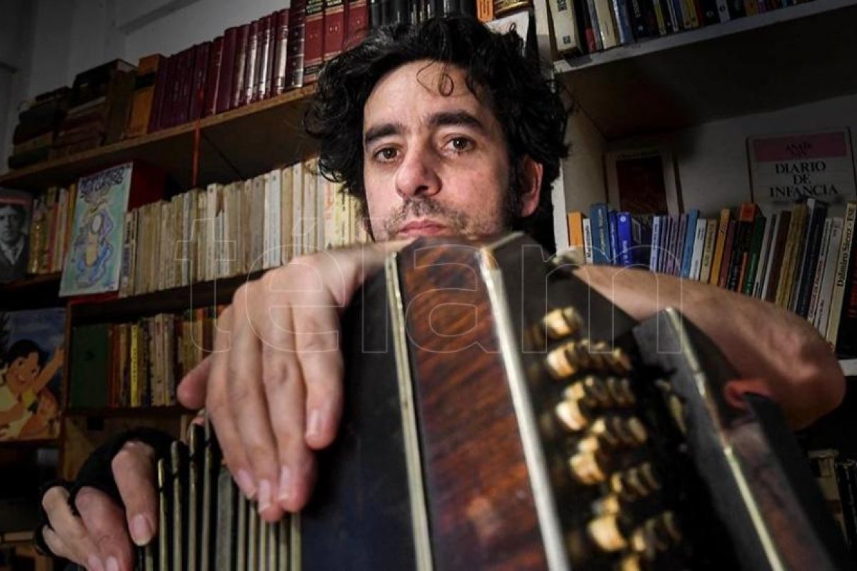 Miguel López, entre el recitador, el tango y el rock