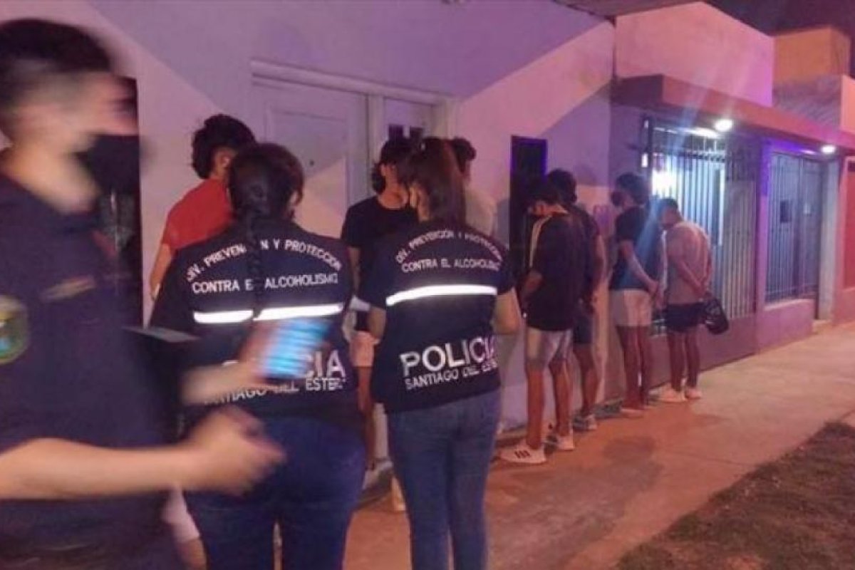 Descubren a catorce jóvenes en una fiesta privada en el Bº Saint Germain