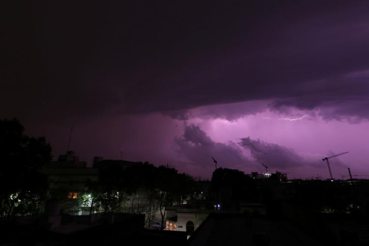 FOTO: El cielo se tiñe de púrpura en la ciudad más meridional de Suecia (y los cultivos de tomate tienen la culpa) 