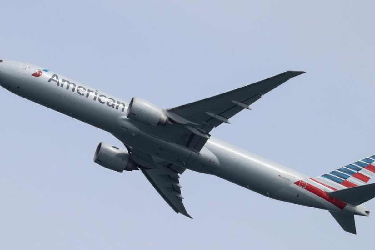 Un piloto de American Airlines afirma haber visto un "objeto largo y cilíndrico" sobrevolando su avión