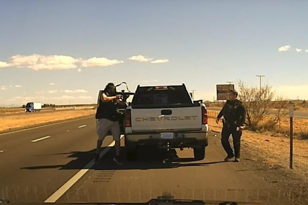 Cámaras policiales captan el momento en que un traficante de drogas mata a tiros a un agente durante un control de tráfico