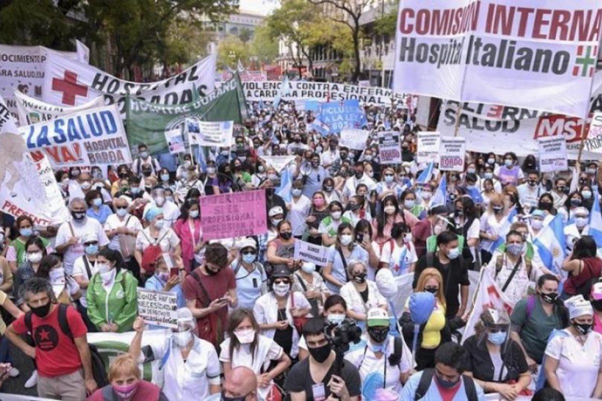 Enfermeros de la Ciudad iniciaron paro de 48 horas con acampe en Plaza de Mayo