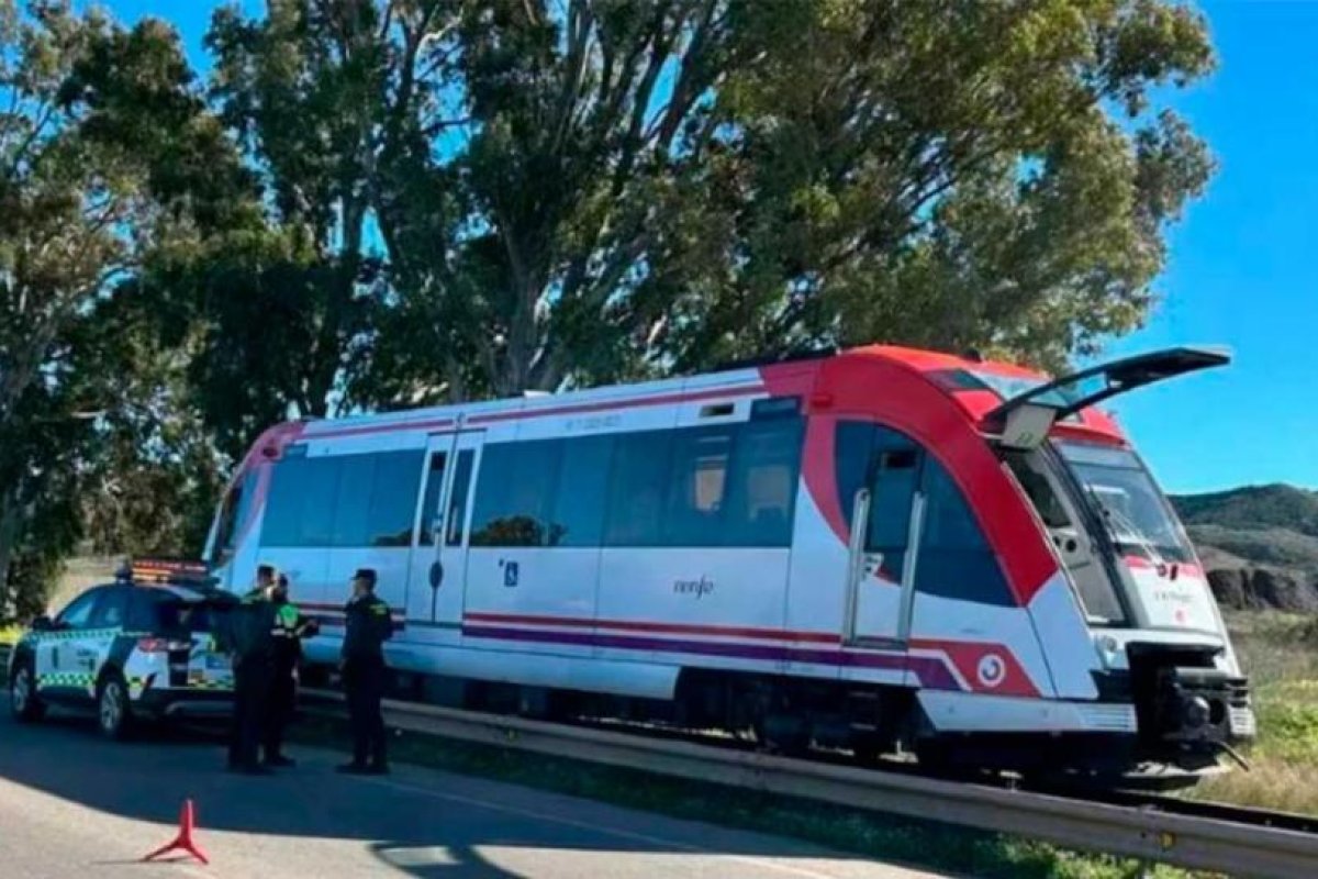 Accidente ferroviario en Alumbres: un tren colisiona con grúa y hay heridos