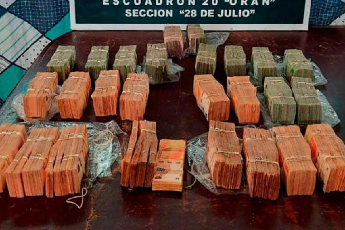 Padre e hijo llevaban más de 9 millones de pesos que no pudieron justificar