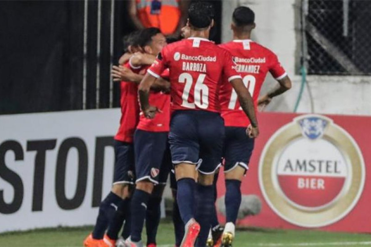 Independiente goleó en Uruguay y puso un pie en cuartos