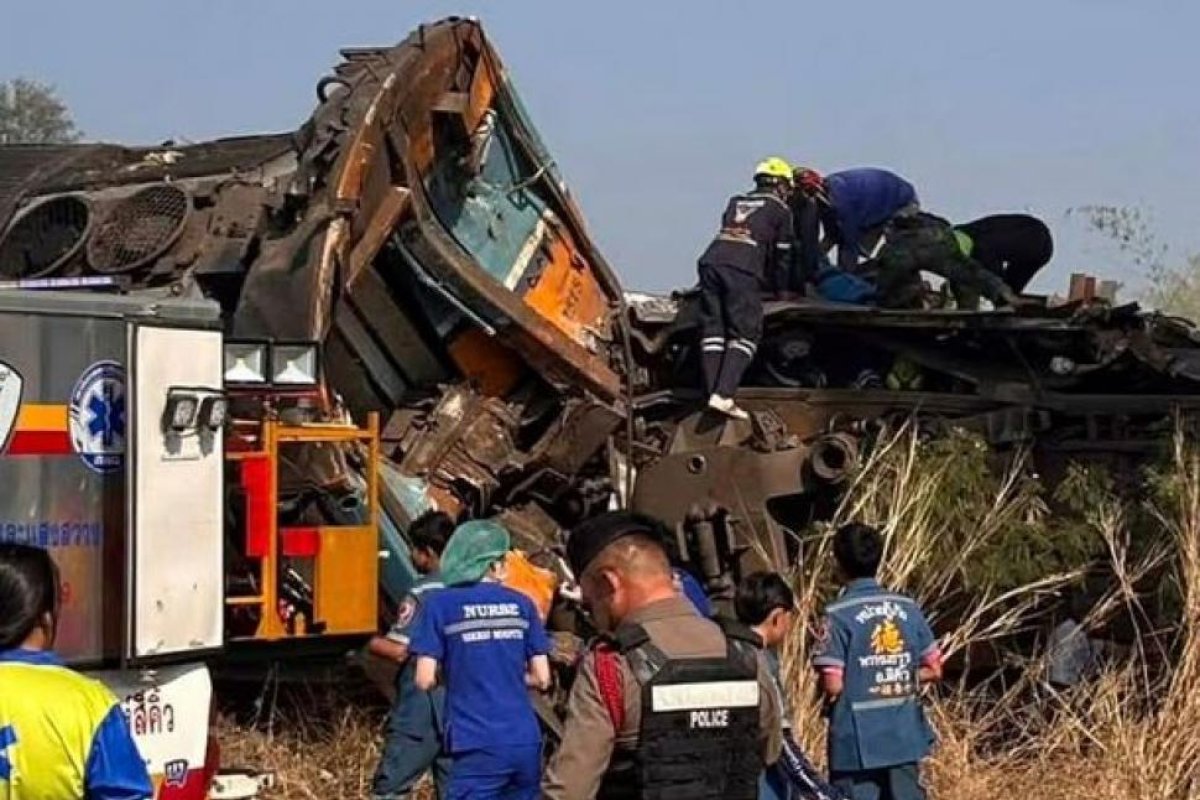 Grave accidente en Tailandia: grúa colapsa sobre tren y causa 25 muertes