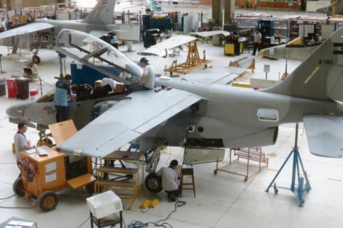 Aniversario de fábrica de aviones con búsqueda de productividad