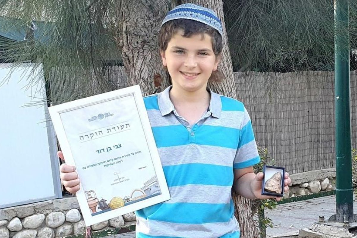 Un niño de 11 años encuentra una inusual estatuilla de 2.500 años durante un paseo familiar en Israel