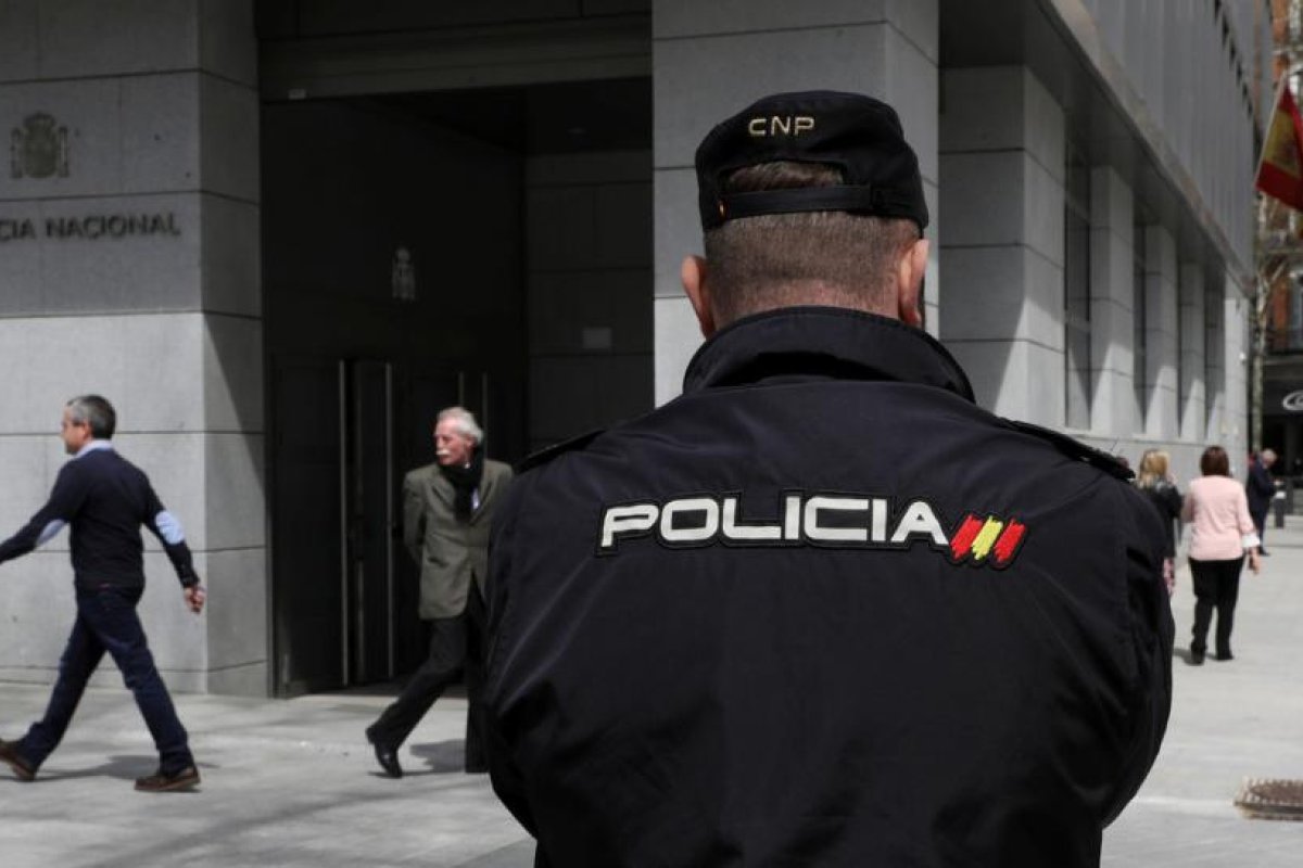 Interceptan en Madrid un sobre enviado a la Embajada de Turquía por el hombre que amenazó a la ministra de Industria con una navaja ensangrentada