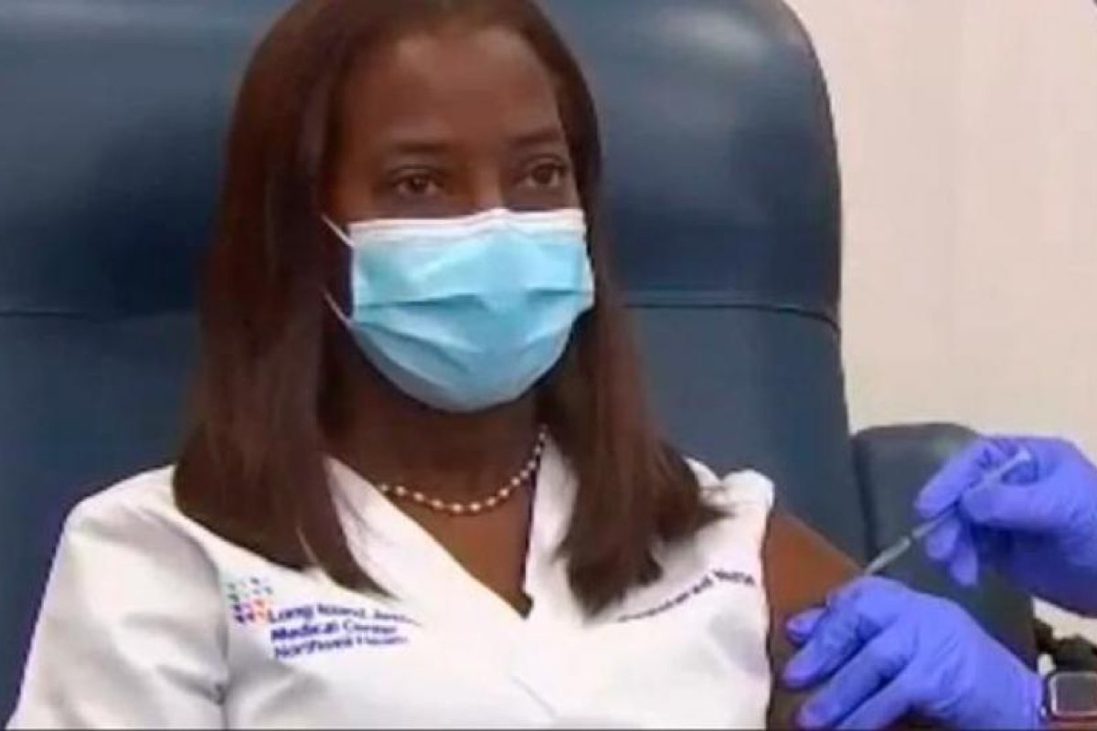 Una enfermera, la primera en recibir la vacuna de Pfizer en EEUU