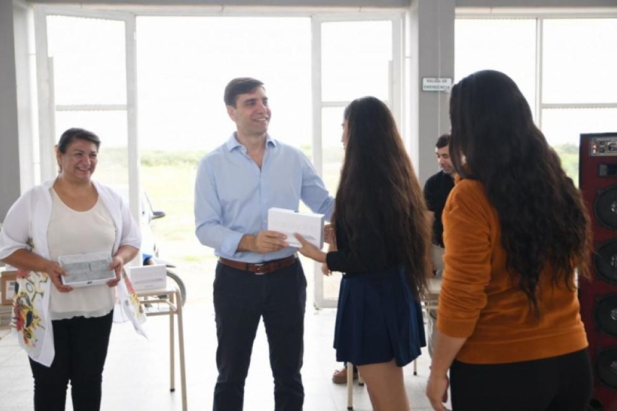 Continúan con las entregas de tablets a alumnos de Las Termas de Río Hondo