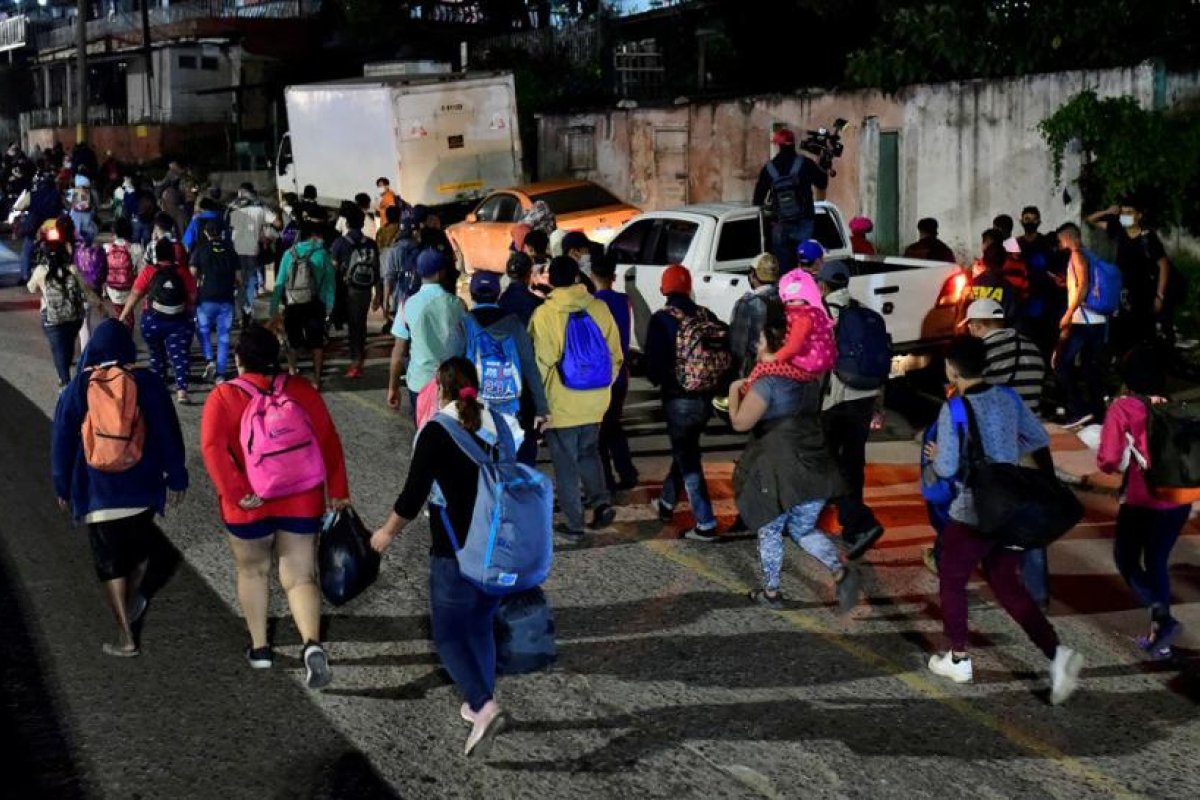 Cientos de hondureños parten en caravana hacia EE.UU. tras la devastación provocada por los huracanes Eta e Iota