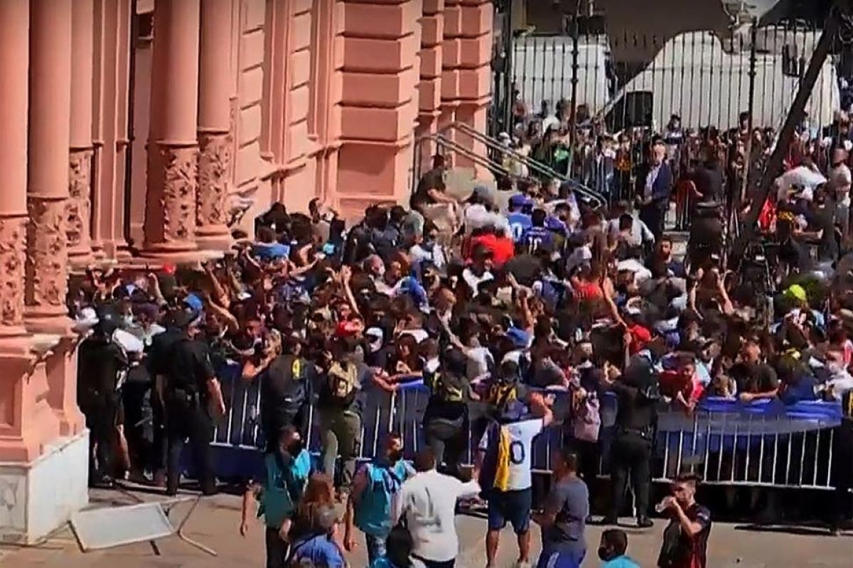 Velatorio de Diego Maradona: autocrítica y malestar en el Gobierno con Sabina Frederic por los errores en el operativo