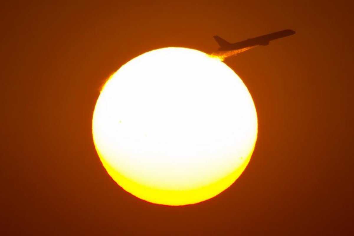 Capta por casualidad el preciso instante en que un avión 'atraviesa' el Sol