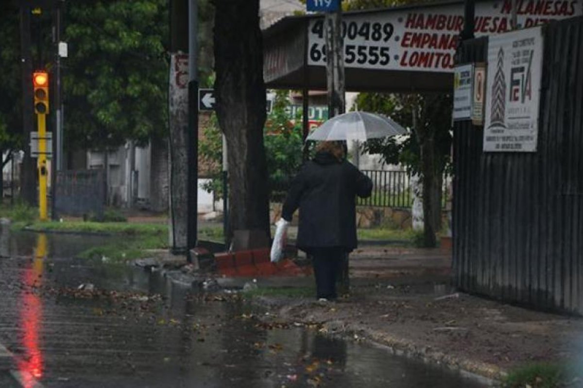 La lluvia llegó al sur provincial y rige el alerta meteorológico para la Capital