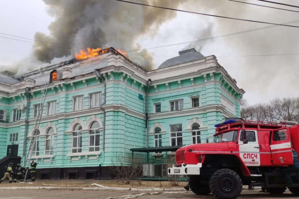 "No hay otra opción": médicos rusos continúan con una cirugía a corazón abierto en medio de un incendio en la clínica